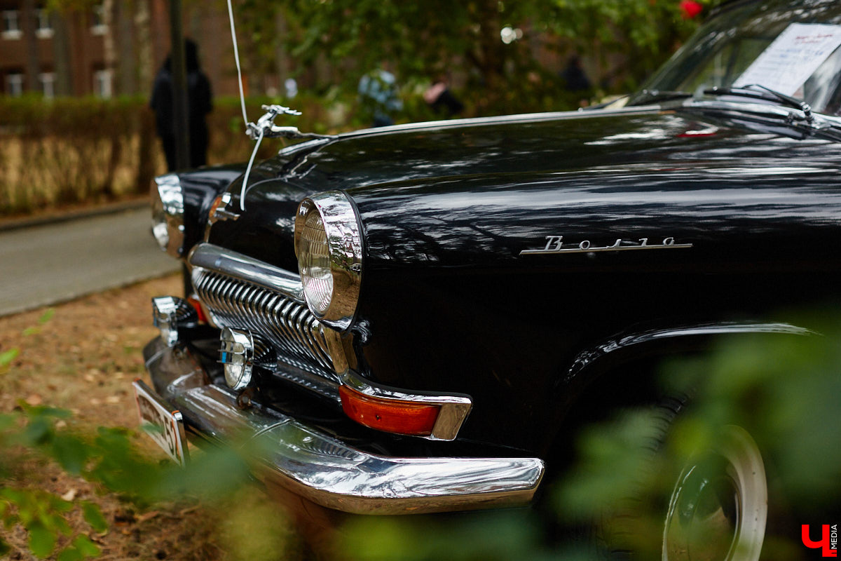 Более 250 ретроавтомобилей собрались в эти выходные в «ВеЛесе». По числу участников «Ретро-Гараж» побил свой собственный рекорд и еще раз подтвердил статус самого крупного фестиваля этой направленности во Владимирской области. По масштабным праздникам за два года пандемии соскучились не только автовладельцы, но и зрители. Желающих посмотреть на уникальные машины собралось столько, что к эко-отелю трудно было подъехать. Все усилия были не зря: пятый юбилейный «Ретро-гараж» превзошел все ожидания! Фоторепортаж с места события смотрите на «Ключ-Медиа».