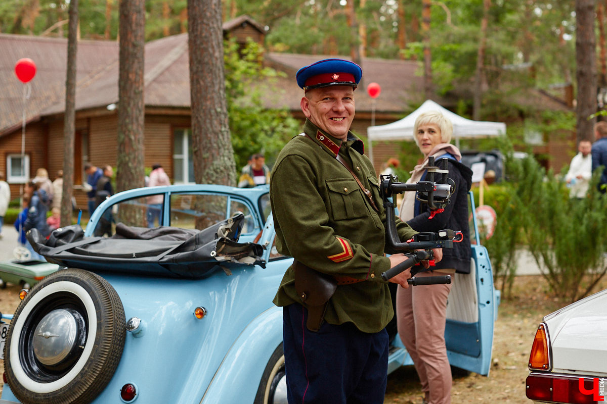 Более 250 ретроавтомобилей собрались в эти выходные в «ВеЛесе». По числу участников «Ретро-Гараж» побил свой собственный рекорд и еще раз подтвердил статус самого крупного фестиваля этой направленности во Владимирской области. По масштабным праздникам за два года пандемии соскучились не только автовладельцы, но и зрители. Желающих посмотреть на уникальные машины собралось столько, что к эко-отелю трудно было подъехать. Все усилия были не зря: пятый юбилейный «Ретро-гараж» превзошел все ожидания! Фоторепортаж с места события смотрите на «Ключ-Медиа».