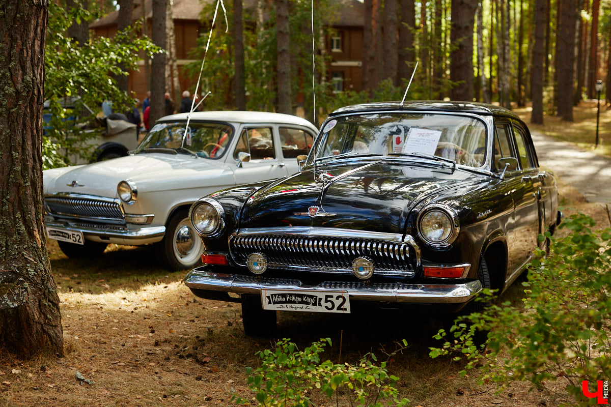 Более 250 ретроавтомобилей собрались в эти выходные в «ВеЛесе». По числу участников «Ретро-Гараж» побил свой собственный рекорд и еще раз подтвердил статус самого крупного фестиваля этой направленности во Владимирской области. По масштабным праздникам за два года пандемии соскучились не только автовладельцы, но и зрители. Желающих посмотреть на уникальные машины собралось столько, что к эко-отелю трудно было подъехать. Все усилия были не зря: пятый юбилейный «Ретро-гараж» превзошел все ожидания! Фоторепортаж с места события смотрите на «Ключ-Медиа».