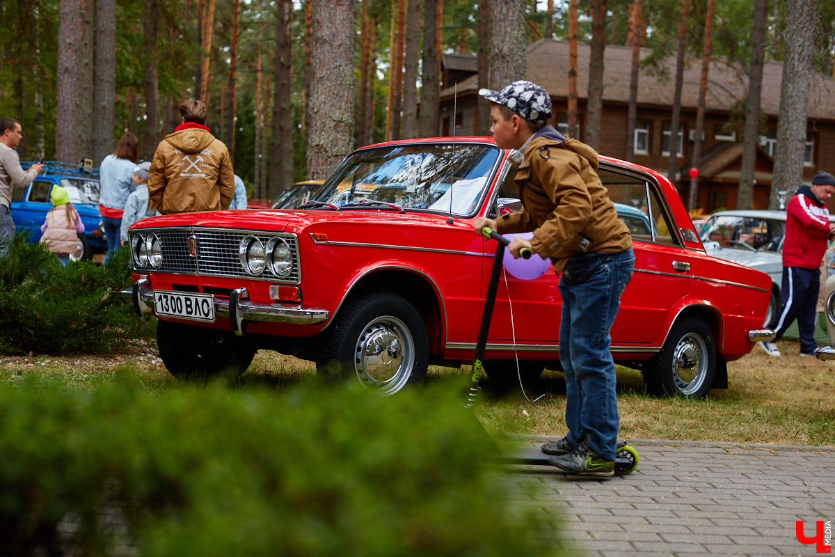 Более 250 ретроавтомобилей собрались в эти выходные в «ВеЛесе». По числу участников «Ретро-Гараж» побил свой собственный рекорд и еще раз подтвердил статус самого крупного фестиваля этой направленности во Владимирской области. По масштабным праздникам за два года пандемии соскучились не только автовладельцы, но и зрители. Желающих посмотреть на уникальные машины собралось столько, что к эко-отелю трудно было подъехать. Все усилия были не зря: пятый юбилейный «Ретро-гараж» превзошел все ожидания! Фоторепортаж с места события смотрите на «Ключ-Медиа».