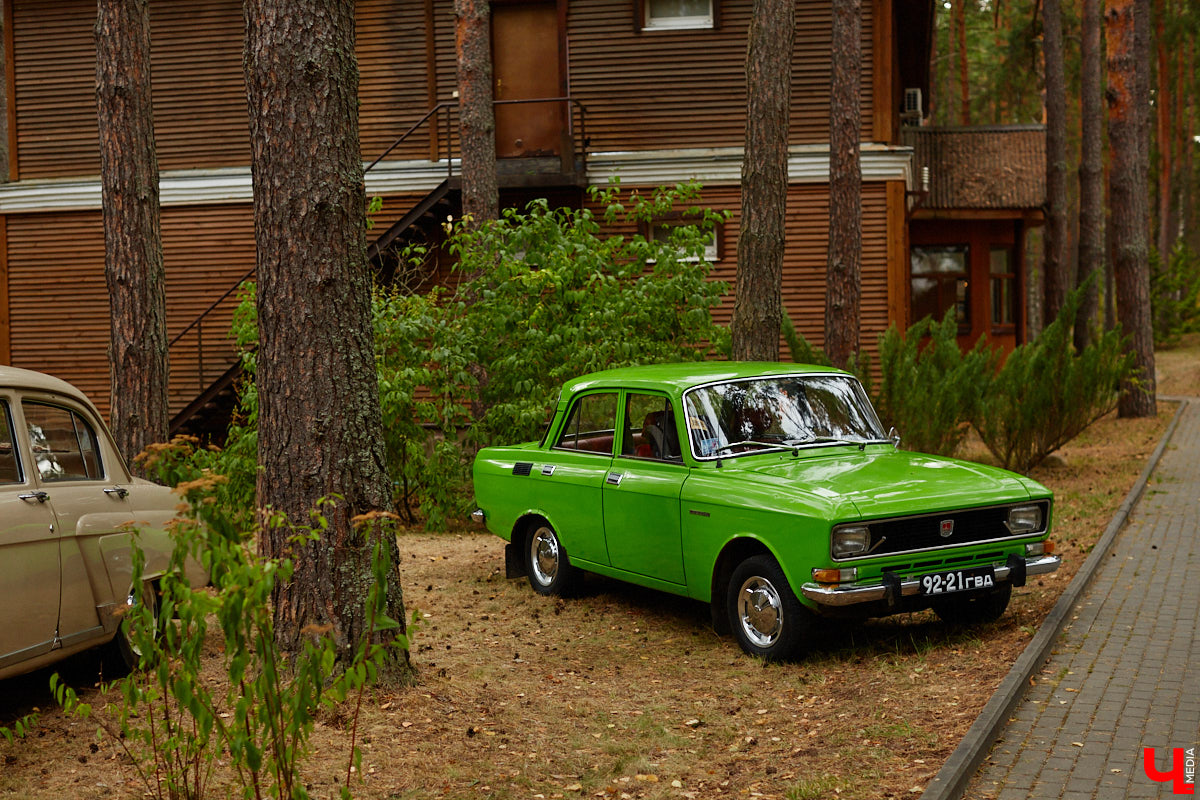 Более 250 ретроавтомобилей собрались в эти выходные в «ВеЛесе». По числу участников «Ретро-Гараж» побил свой собственный рекорд и еще раз подтвердил статус самого крупного фестиваля этой направленности во Владимирской области. По масштабным праздникам за два года пандемии соскучились не только автовладельцы, но и зрители. Желающих посмотреть на уникальные машины собралось столько, что к эко-отелю трудно было подъехать. Все усилия были не зря: пятый юбилейный «Ретро-гараж» превзошел все ожидания! Фоторепортаж с места события смотрите на «Ключ-Медиа».