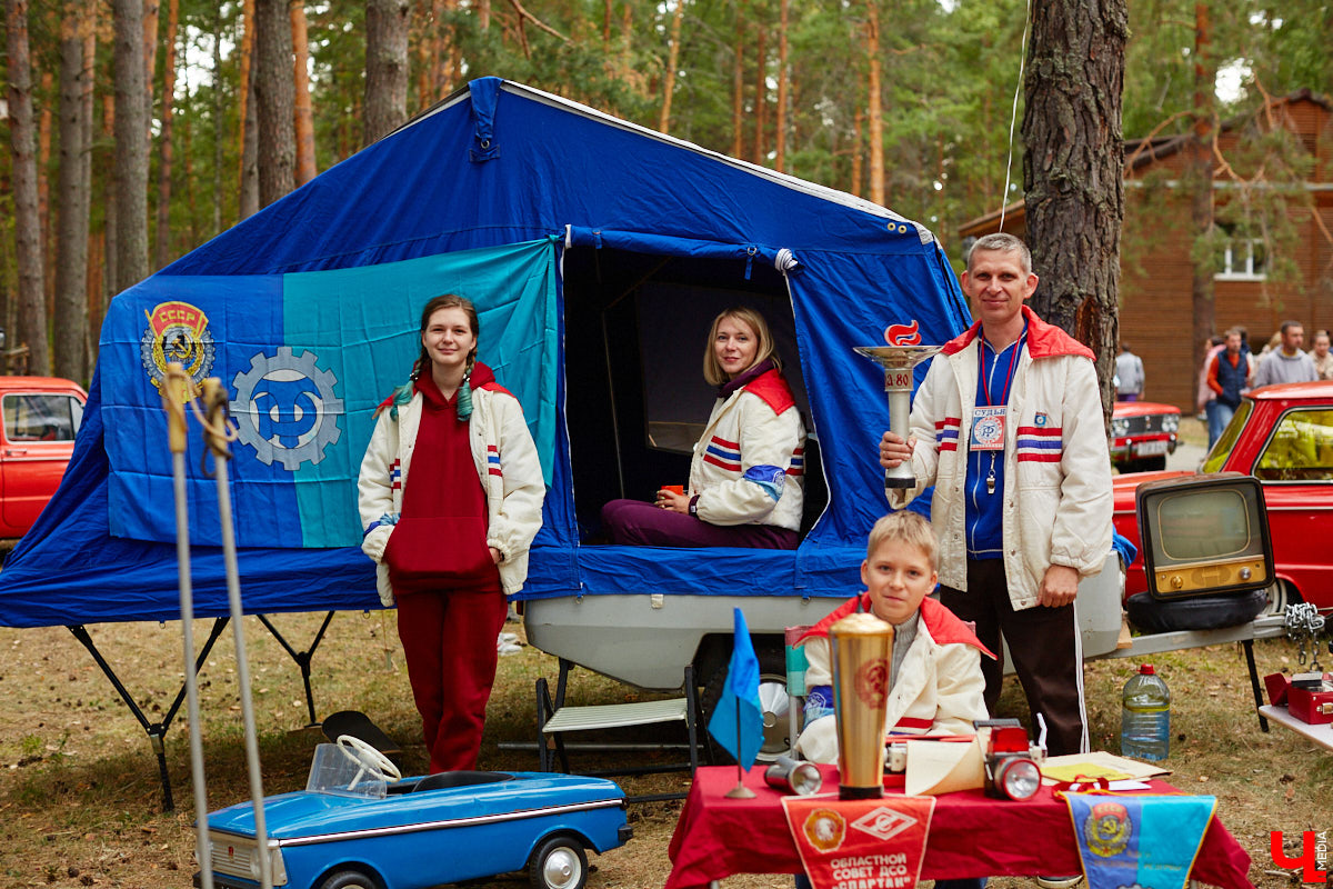 Более 250 ретроавтомобилей собрались в эти выходные в «ВеЛесе». По числу участников «Ретро-Гараж» побил свой собственный рекорд и еще раз подтвердил статус самого крупного фестиваля этой направленности во Владимирской области. По масштабным праздникам за два года пандемии соскучились не только автовладельцы, но и зрители. Желающих посмотреть на уникальные машины собралось столько, что к эко-отелю трудно было подъехать. Все усилия были не зря: пятый юбилейный «Ретро-гараж» превзошел все ожидания! Фоторепортаж с места события смотрите на «Ключ-Медиа».