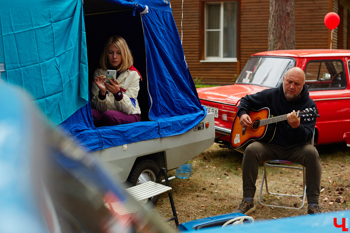 Более 250 ретроавтомобилей собрались в эти выходные в «ВеЛесе». По числу участников «Ретро-Гараж» побил свой собственный рекорд и еще раз подтвердил статус самого крупного фестиваля этой направленности во Владимирской области. По масштабным праздникам за два года пандемии соскучились не только автовладельцы, но и зрители. Желающих посмотреть на уникальные машины собралось столько, что к эко-отелю трудно было подъехать. Все усилия были не зря: пятый юбилейный «Ретро-гараж» превзошел все ожидания! Фоторепортаж с места события смотрите на «Ключ-Медиа».