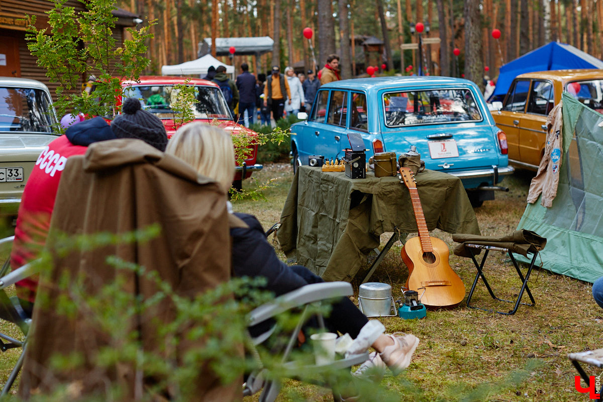 Более 250 ретроавтомобилей собрались в эти выходные в «ВеЛесе». По числу участников «Ретро-Гараж» побил свой собственный рекорд и еще раз подтвердил статус самого крупного фестиваля этой направленности во Владимирской области. По масштабным праздникам за два года пандемии соскучились не только автовладельцы, но и зрители. Желающих посмотреть на уникальные машины собралось столько, что к эко-отелю трудно было подъехать. Все усилия были не зря: пятый юбилейный «Ретро-гараж» превзошел все ожидания! Фоторепортаж с места события смотрите на «Ключ-Медиа».