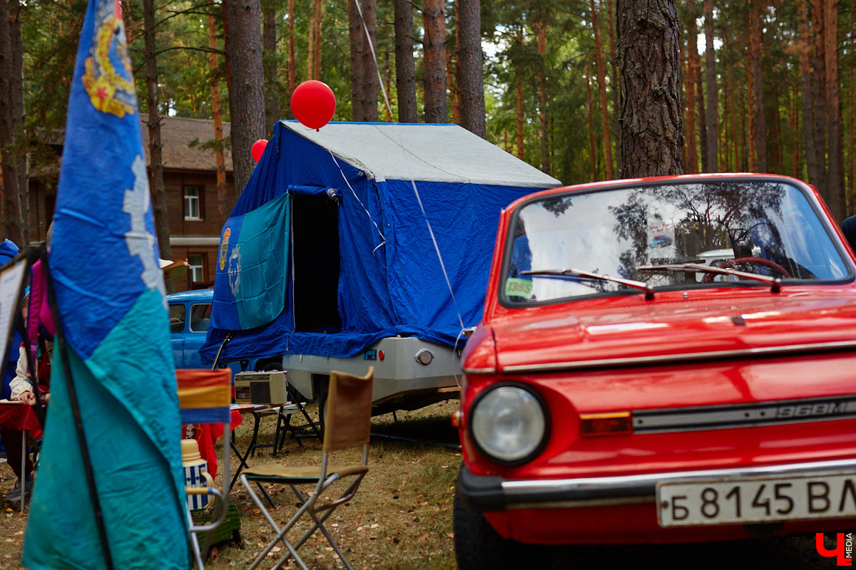 Более 250 ретроавтомобилей собрались в эти выходные в «ВеЛесе». По числу участников «Ретро-Гараж» побил свой собственный рекорд и еще раз подтвердил статус самого крупного фестиваля этой направленности во Владимирской области. По масштабным праздникам за два года пандемии соскучились не только автовладельцы, но и зрители. Желающих посмотреть на уникальные машины собралось столько, что к эко-отелю трудно было подъехать. Все усилия были не зря: пятый юбилейный «Ретро-гараж» превзошел все ожидания! Фоторепортаж с места события смотрите на «Ключ-Медиа».