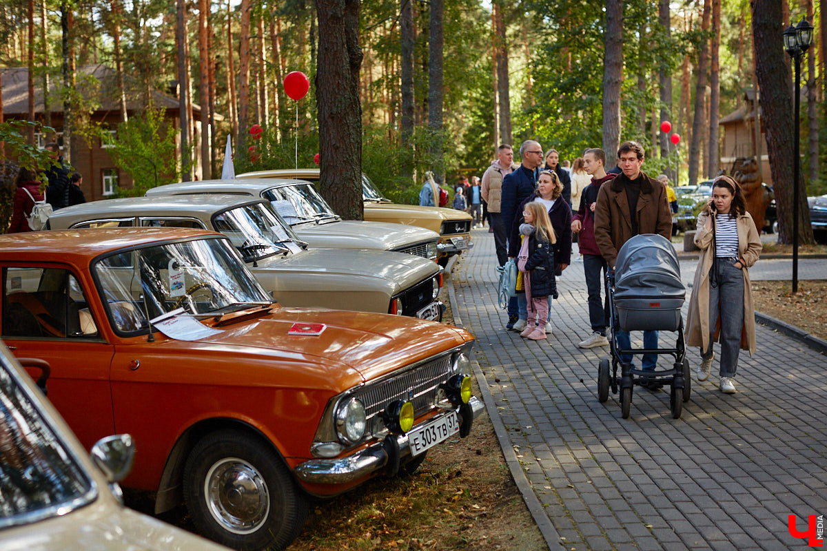 Более 250 ретроавтомобилей собрались в эти выходные в «ВеЛесе». По числу участников «Ретро-Гараж» побил свой собственный рекорд и еще раз подтвердил статус самого крупного фестиваля этой направленности во Владимирской области. По масштабным праздникам за два года пандемии соскучились не только автовладельцы, но и зрители. Желающих посмотреть на уникальные машины собралось столько, что к эко-отелю трудно было подъехать. Все усилия были не зря: пятый юбилейный «Ретро-гараж» превзошел все ожидания! Фоторепортаж с места события смотрите на «Ключ-Медиа».