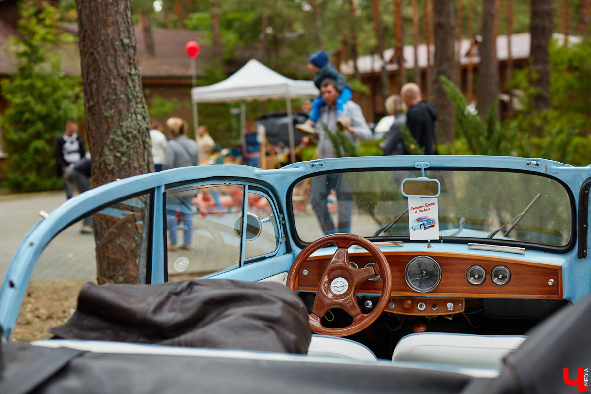 Более 250 ретроавтомобилей собрались в эти выходные в «ВеЛесе». По числу участников «Ретро-Гараж» побил свой собственный рекорд и еще раз подтвердил статус самого крупного фестиваля этой направленности во Владимирской области. По масштабным праздникам за два года пандемии соскучились не только автовладельцы, но и зрители. Желающих посмотреть на уникальные машины собралось столько, что к эко-отелю трудно было подъехать. Все усилия были не зря: пятый юбилейный «Ретро-гараж» превзошел все ожидания! Фоторепортаж с места события смотрите на «Ключ-Медиа».