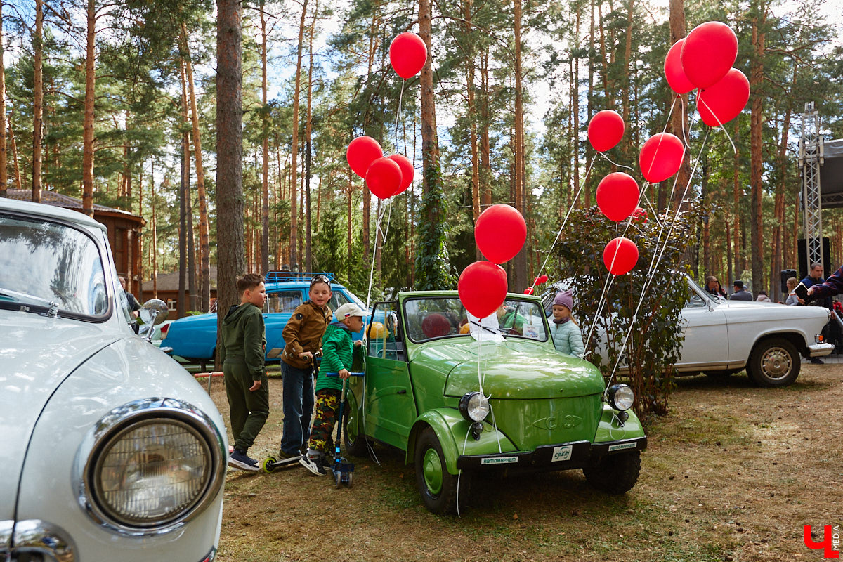 Более 250 ретроавтомобилей собрались в эти выходные в «ВеЛесе». По числу участников «Ретро-Гараж» побил свой собственный рекорд и еще раз подтвердил статус самого крупного фестиваля этой направленности во Владимирской области. По масштабным праздникам за два года пандемии соскучились не только автовладельцы, но и зрители. Желающих посмотреть на уникальные машины собралось столько, что к эко-отелю трудно было подъехать. Все усилия были не зря: пятый юбилейный «Ретро-гараж» превзошел все ожидания! Фоторепортаж с места события смотрите на «Ключ-Медиа».