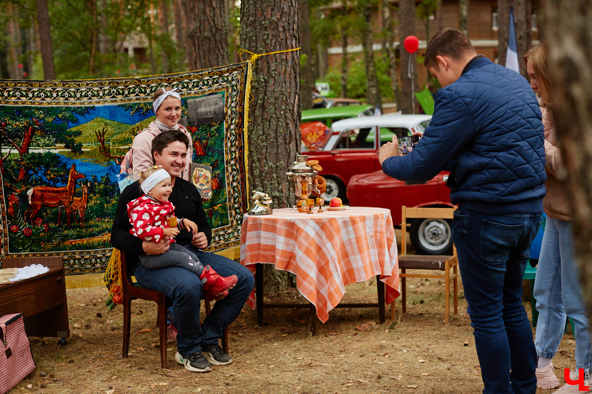 Более 250 ретроавтомобилей собрались в эти выходные в «ВеЛесе». По числу участников «Ретро-Гараж» побил свой собственный рекорд и еще раз подтвердил статус самого крупного фестиваля этой направленности во Владимирской области. По масштабным праздникам за два года пандемии соскучились не только автовладельцы, но и зрители. Желающих посмотреть на уникальные машины собралось столько, что к эко-отелю трудно было подъехать. Все усилия были не зря: пятый юбилейный «Ретро-гараж» превзошел все ожидания! Фоторепортаж с места события смотрите на «Ключ-Медиа».