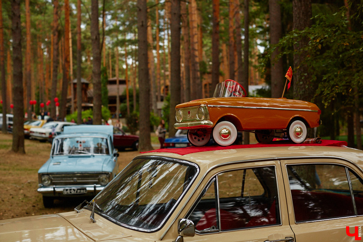 Более 250 ретроавтомобилей собрались в эти выходные в «ВеЛесе». По числу участников «Ретро-Гараж» побил свой собственный рекорд и еще раз подтвердил статус самого крупного фестиваля этой направленности во Владимирской области. По масштабным праздникам за два года пандемии соскучились не только автовладельцы, но и зрители. Желающих посмотреть на уникальные машины собралось столько, что к эко-отелю трудно было подъехать. Все усилия были не зря: пятый юбилейный «Ретро-гараж» превзошел все ожидания! Фоторепортаж с места события смотрите на «Ключ-Медиа».