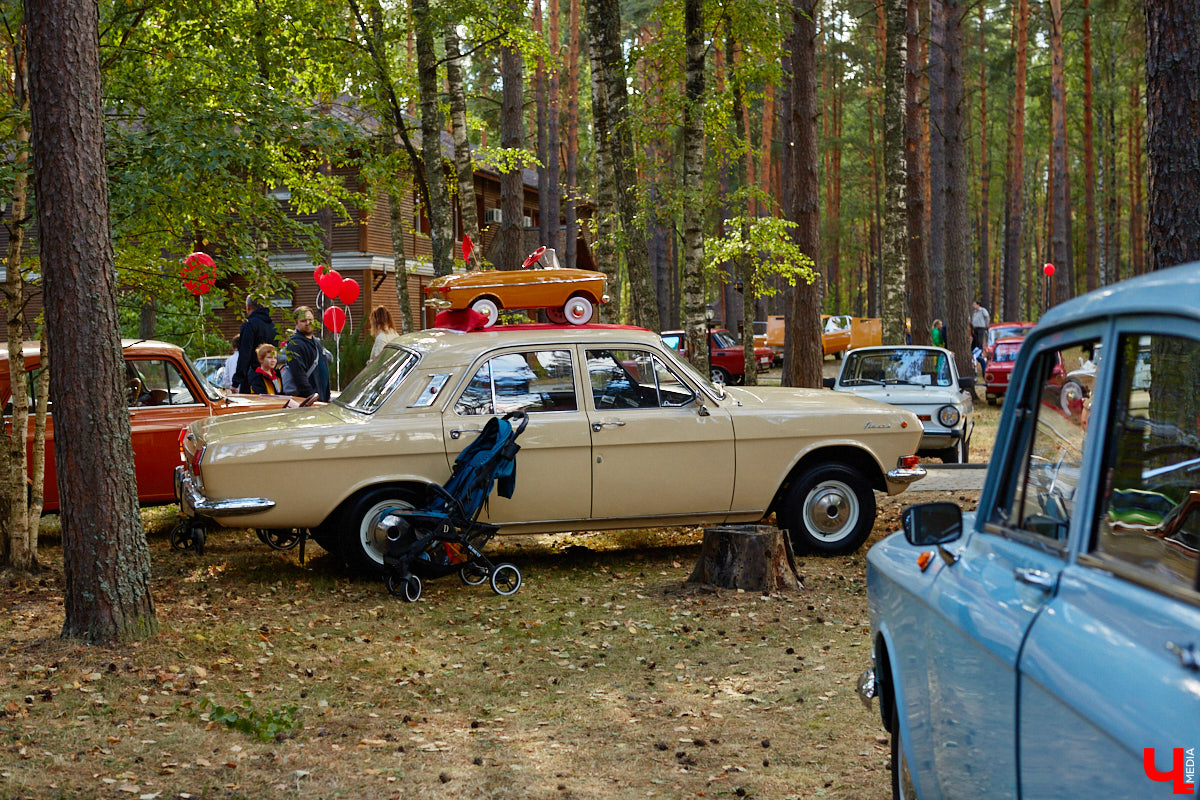 Более 250 ретроавтомобилей собрались в эти выходные в «ВеЛесе». По числу участников «Ретро-Гараж» побил свой собственный рекорд и еще раз подтвердил статус самого крупного фестиваля этой направленности во Владимирской области. По масштабным праздникам за два года пандемии соскучились не только автовладельцы, но и зрители. Желающих посмотреть на уникальные машины собралось столько, что к эко-отелю трудно было подъехать. Все усилия были не зря: пятый юбилейный «Ретро-гараж» превзошел все ожидания! Фоторепортаж с места события смотрите на «Ключ-Медиа».