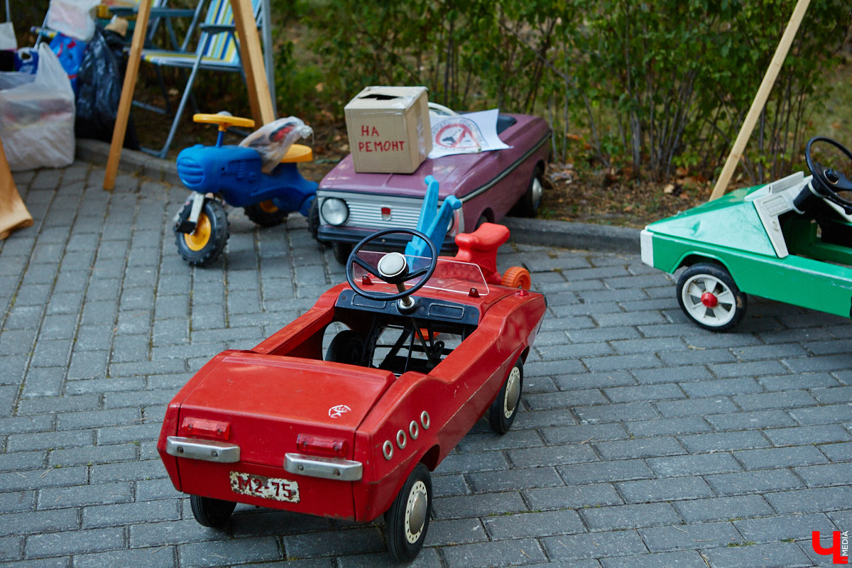 Более 250 ретроавтомобилей собрались в эти выходные в «ВеЛесе». По числу участников «Ретро-Гараж» побил свой собственный рекорд и еще раз подтвердил статус самого крупного фестиваля этой направленности во Владимирской области. По масштабным праздникам за два года пандемии соскучились не только автовладельцы, но и зрители. Желающих посмотреть на уникальные машины собралось столько, что к эко-отелю трудно было подъехать. Все усилия были не зря: пятый юбилейный «Ретро-гараж» превзошел все ожидания! Фоторепортаж с места события смотрите на «Ключ-Медиа».