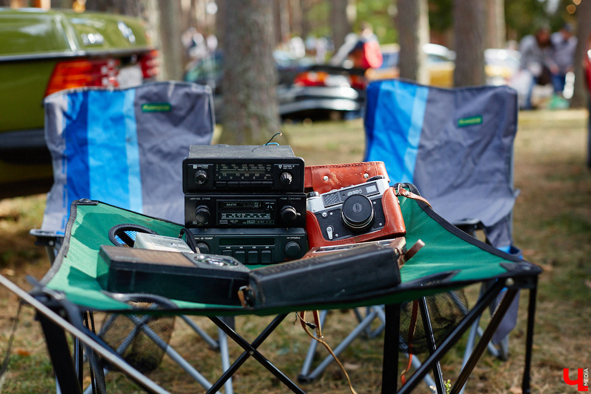 Более 250 ретроавтомобилей собрались в эти выходные в «ВеЛесе». По числу участников «Ретро-Гараж» побил свой собственный рекорд и еще раз подтвердил статус самого крупного фестиваля этой направленности во Владимирской области. По масштабным праздникам за два года пандемии соскучились не только автовладельцы, но и зрители. Желающих посмотреть на уникальные машины собралось столько, что к эко-отелю трудно было подъехать. Все усилия были не зря: пятый юбилейный «Ретро-гараж» превзошел все ожидания! Фоторепортаж с места события смотрите на «Ключ-Медиа».