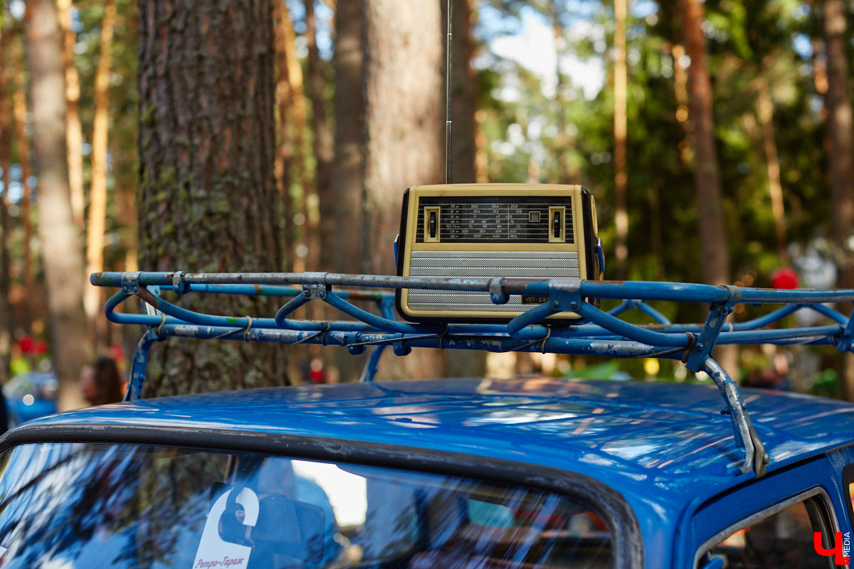 Более 250 ретроавтомобилей собрались в эти выходные в «ВеЛесе». По числу участников «Ретро-Гараж» побил свой собственный рекорд и еще раз подтвердил статус самого крупного фестиваля этой направленности во Владимирской области. По масштабным праздникам за два года пандемии соскучились не только автовладельцы, но и зрители. Желающих посмотреть на уникальные машины собралось столько, что к эко-отелю трудно было подъехать. Все усилия были не зря: пятый юбилейный «Ретро-гараж» превзошел все ожидания! Фоторепортаж с места события смотрите на «Ключ-Медиа».