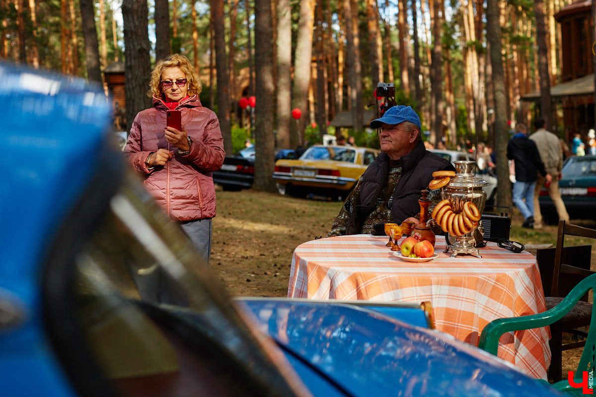 Более 250 ретроавтомобилей собрались в эти выходные в «ВеЛесе». По числу участников «Ретро-Гараж» побил свой собственный рекорд и еще раз подтвердил статус самого крупного фестиваля этой направленности во Владимирской области. По масштабным праздникам за два года пандемии соскучились не только автовладельцы, но и зрители. Желающих посмотреть на уникальные машины собралось столько, что к эко-отелю трудно было подъехать. Все усилия были не зря: пятый юбилейный «Ретро-гараж» превзошел все ожидания! Фоторепортаж с места события смотрите на «Ключ-Медиа».