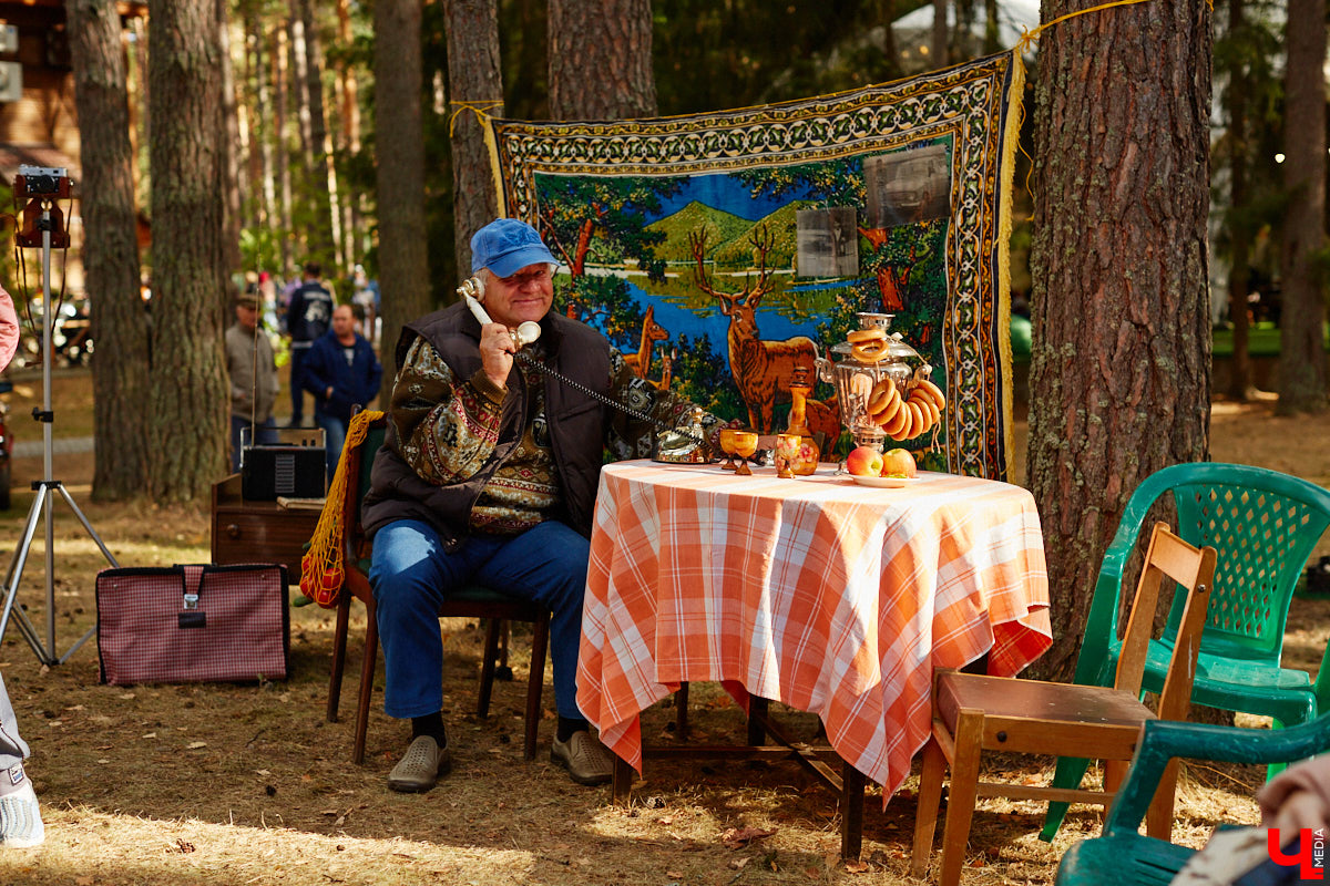 Более 250 ретроавтомобилей собрались в эти выходные в «ВеЛесе». По числу участников «Ретро-Гараж» побил свой собственный рекорд и еще раз подтвердил статус самого крупного фестиваля этой направленности во Владимирской области. По масштабным праздникам за два года пандемии соскучились не только автовладельцы, но и зрители. Желающих посмотреть на уникальные машины собралось столько, что к эко-отелю трудно было подъехать. Все усилия были не зря: пятый юбилейный «Ретро-гараж» превзошел все ожидания! Фоторепортаж с места события смотрите на «Ключ-Медиа».