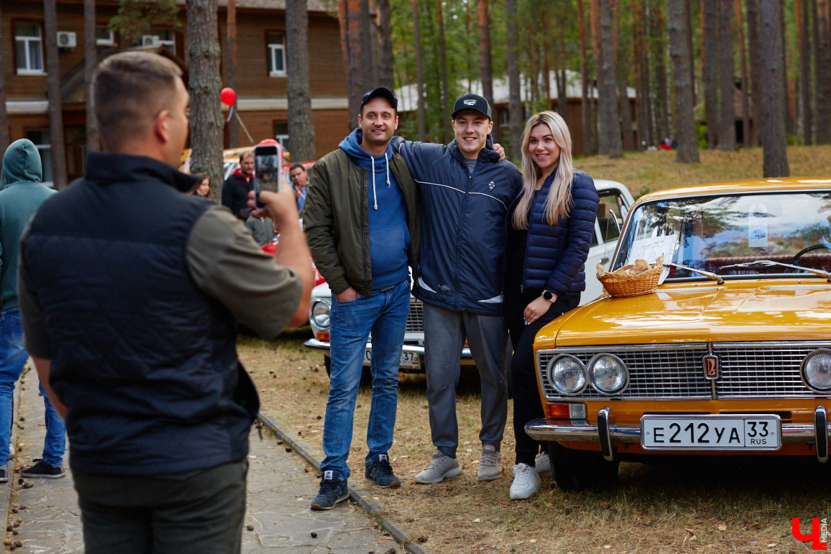 Более 250 ретроавтомобилей собрались в эти выходные в «ВеЛесе». По числу участников «Ретро-Гараж» побил свой собственный рекорд и еще раз подтвердил статус самого крупного фестиваля этой направленности во Владимирской области. По масштабным праздникам за два года пандемии соскучились не только автовладельцы, но и зрители. Желающих посмотреть на уникальные машины собралось столько, что к эко-отелю трудно было подъехать. Все усилия были не зря: пятый юбилейный «Ретро-гараж» превзошел все ожидания! Фоторепортаж с места события смотрите на «Ключ-Медиа».