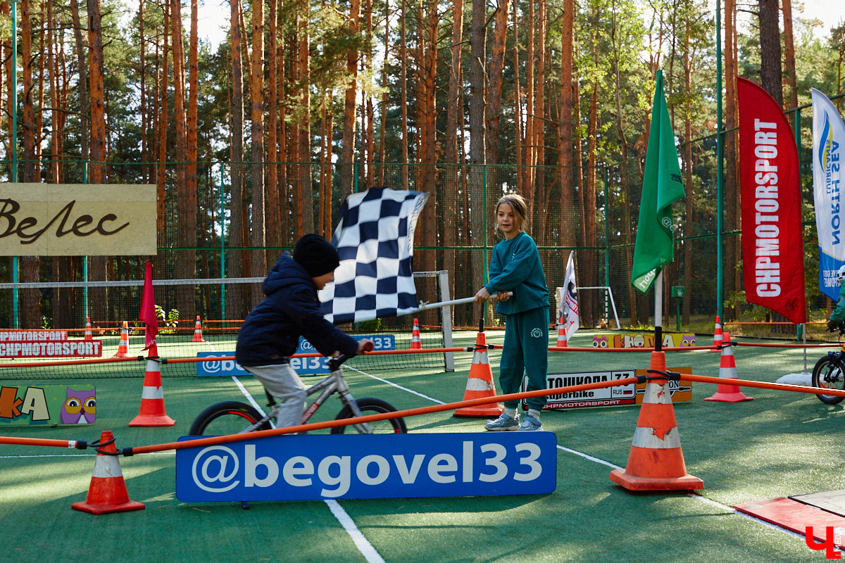 Более 250 ретроавтомобилей собрались в эти выходные в «ВеЛесе». По числу участников «Ретро-Гараж» побил свой собственный рекорд и еще раз подтвердил статус самого крупного фестиваля этой направленности во Владимирской области. По масштабным праздникам за два года пандемии соскучились не только автовладельцы, но и зрители. Желающих посмотреть на уникальные машины собралось столько, что к эко-отелю трудно было подъехать. Все усилия были не зря: пятый юбилейный «Ретро-гараж» превзошел все ожидания! Фоторепортаж с места события смотрите на «Ключ-Медиа».