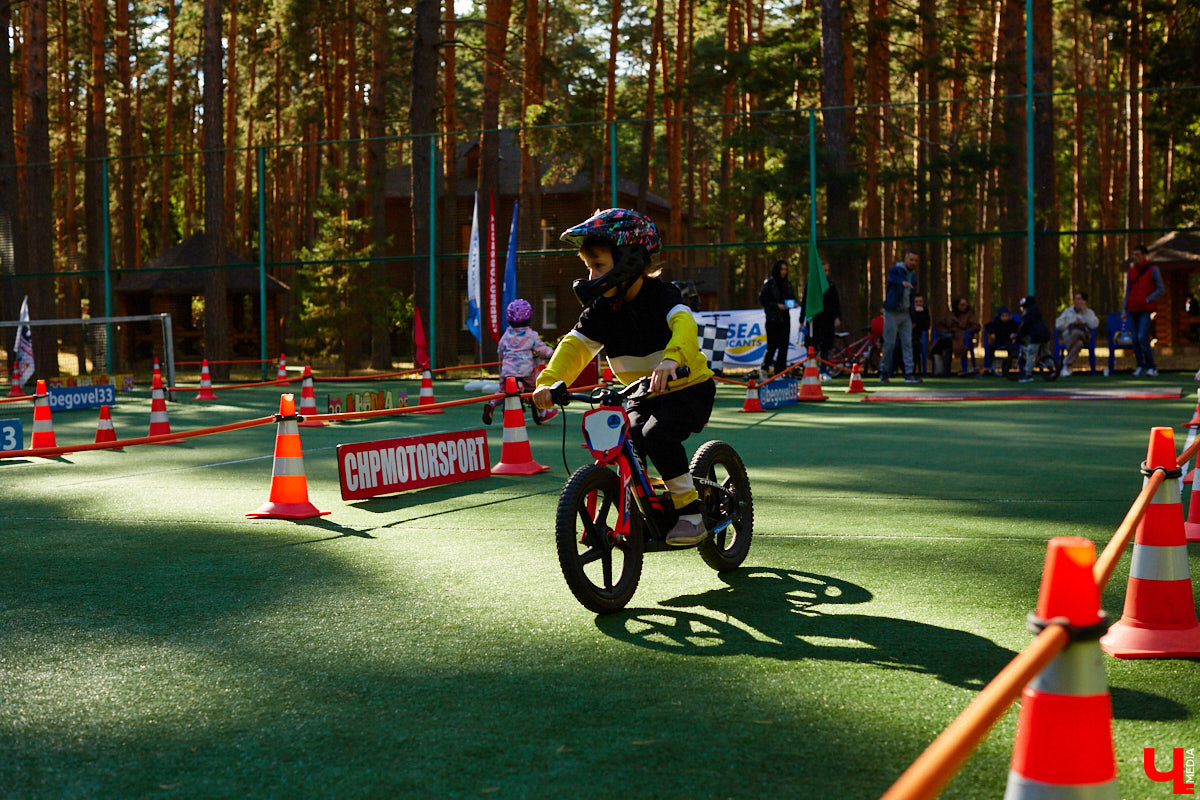 Более 250 ретроавтомобилей собрались в эти выходные в «ВеЛесе». По числу участников «Ретро-Гараж» побил свой собственный рекорд и еще раз подтвердил статус самого крупного фестиваля этой направленности во Владимирской области. По масштабным праздникам за два года пандемии соскучились не только автовладельцы, но и зрители. Желающих посмотреть на уникальные машины собралось столько, что к эко-отелю трудно было подъехать. Все усилия были не зря: пятый юбилейный «Ретро-гараж» превзошел все ожидания! Фоторепортаж с места события смотрите на «Ключ-Медиа».