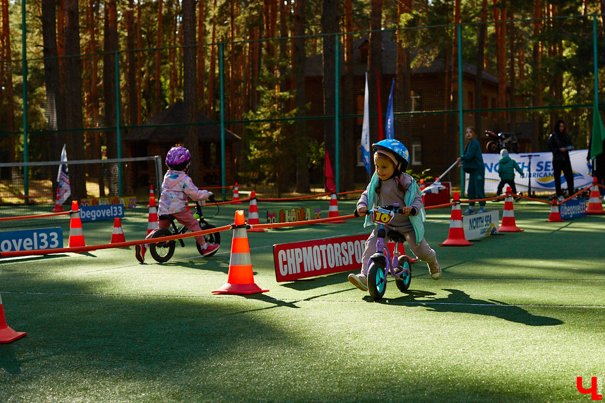 Более 250 ретроавтомобилей собрались в эти выходные в «ВеЛесе». По числу участников «Ретро-Гараж» побил свой собственный рекорд и еще раз подтвердил статус самого крупного фестиваля этой направленности во Владимирской области. По масштабным праздникам за два года пандемии соскучились не только автовладельцы, но и зрители. Желающих посмотреть на уникальные машины собралось столько, что к эко-отелю трудно было подъехать. Все усилия были не зря: пятый юбилейный «Ретро-гараж» превзошел все ожидания! Фоторепортаж с места события смотрите на «Ключ-Медиа».