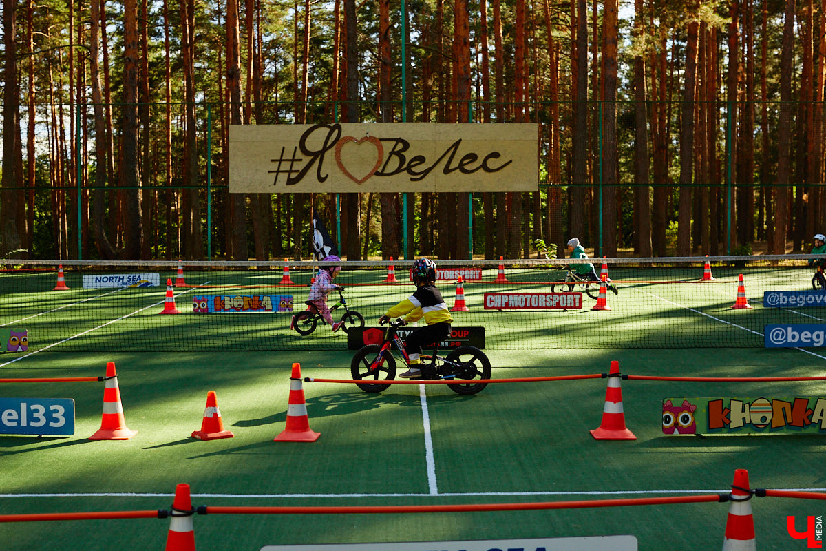 Более 250 ретроавтомобилей собрались в эти выходные в «ВеЛесе». По числу участников «Ретро-Гараж» побил свой собственный рекорд и еще раз подтвердил статус самого крупного фестиваля этой направленности во Владимирской области. По масштабным праздникам за два года пандемии соскучились не только автовладельцы, но и зрители. Желающих посмотреть на уникальные машины собралось столько, что к эко-отелю трудно было подъехать. Все усилия были не зря: пятый юбилейный «Ретро-гараж» превзошел все ожидания! Фоторепортаж с места события смотрите на «Ключ-Медиа».