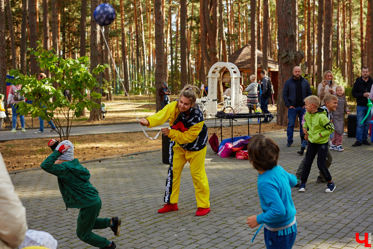 Более 250 ретроавтомобилей собрались в эти выходные в «ВеЛесе». По числу участников «Ретро-Гараж» побил свой собственный рекорд и еще раз подтвердил статус самого крупного фестиваля этой направленности во Владимирской области. По масштабным праздникам за два года пандемии соскучились не только автовладельцы, но и зрители. Желающих посмотреть на уникальные машины собралось столько, что к эко-отелю трудно было подъехать. Все усилия были не зря: пятый юбилейный «Ретро-гараж» превзошел все ожидания! Фоторепортаж с места события смотрите на «Ключ-Медиа».