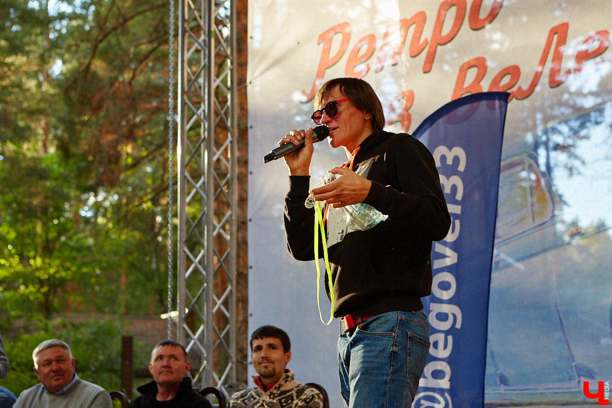 Более 250 ретроавтомобилей собрались в эти выходные в «ВеЛесе». По числу участников «Ретро-Гараж» побил свой собственный рекорд и еще раз подтвердил статус самого крупного фестиваля этой направленности во Владимирской области. По масштабным праздникам за два года пандемии соскучились не только автовладельцы, но и зрители. Желающих посмотреть на уникальные машины собралось столько, что к эко-отелю трудно было подъехать. Все усилия были не зря: пятый юбилейный «Ретро-гараж» превзошел все ожидания! Фоторепортаж с места события смотрите на «Ключ-Медиа».