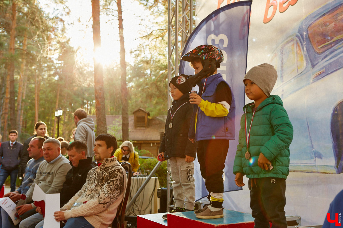 Более 250 ретроавтомобилей собрались в эти выходные в «ВеЛесе». По числу участников «Ретро-Гараж» побил свой собственный рекорд и еще раз подтвердил статус самого крупного фестиваля этой направленности во Владимирской области. По масштабным праздникам за два года пандемии соскучились не только автовладельцы, но и зрители. Желающих посмотреть на уникальные машины собралось столько, что к эко-отелю трудно было подъехать. Все усилия были не зря: пятый юбилейный «Ретро-гараж» превзошел все ожидания! Фоторепортаж с места события смотрите на «Ключ-Медиа».