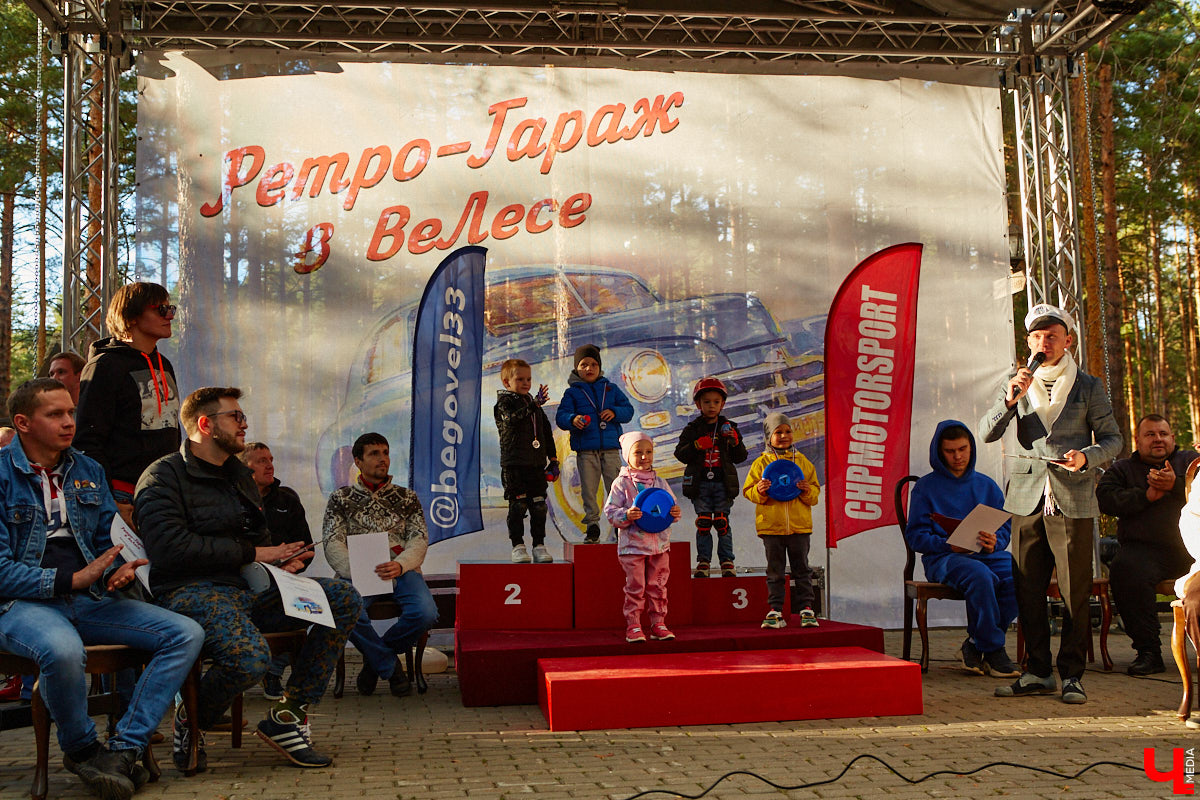 Более 250 ретроавтомобилей собрались в эти выходные в «ВеЛесе». По числу участников «Ретро-Гараж» побил свой собственный рекорд и еще раз подтвердил статус самого крупного фестиваля этой направленности во Владимирской области. По масштабным праздникам за два года пандемии соскучились не только автовладельцы, но и зрители. Желающих посмотреть на уникальные машины собралось столько, что к эко-отелю трудно было подъехать. Все усилия были не зря: пятый юбилейный «Ретро-гараж» превзошел все ожидания! Фоторепортаж с места события смотрите на «Ключ-Медиа».