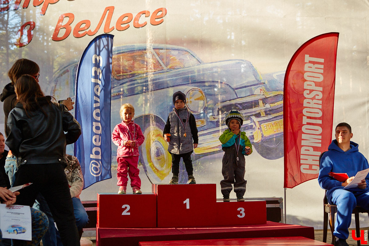 Более 250 ретроавтомобилей собрались в эти выходные в «ВеЛесе». По числу участников «Ретро-Гараж» побил свой собственный рекорд и еще раз подтвердил статус самого крупного фестиваля этой направленности во Владимирской области. По масштабным праздникам за два года пандемии соскучились не только автовладельцы, но и зрители. Желающих посмотреть на уникальные машины собралось столько, что к эко-отелю трудно было подъехать. Все усилия были не зря: пятый юбилейный «Ретро-гараж» превзошел все ожидания! Фоторепортаж с места события смотрите на «Ключ-Медиа».