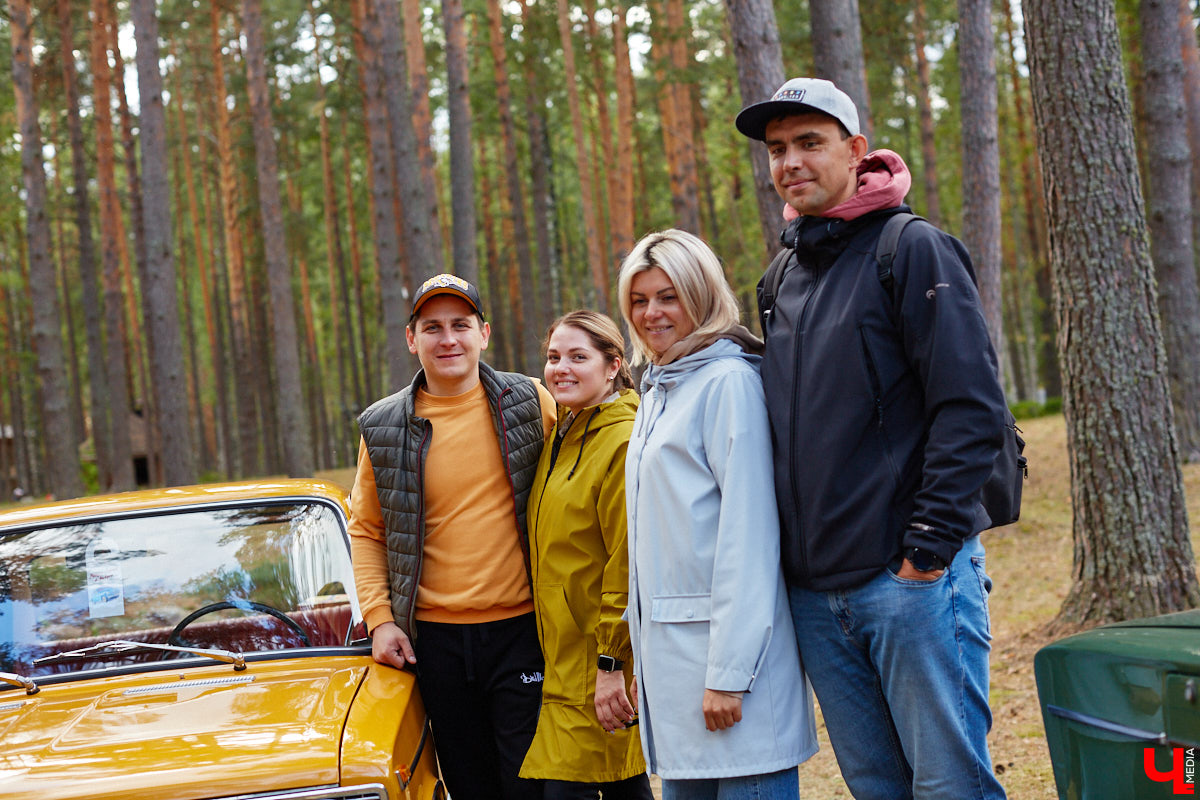 Более 250 ретроавтомобилей собрались в эти выходные в «ВеЛесе». По числу участников «Ретро-Гараж» побил свой собственный рекорд и еще раз подтвердил статус самого крупного фестиваля этой направленности во Владимирской области. По масштабным праздникам за два года пандемии соскучились не только автовладельцы, но и зрители. Желающих посмотреть на уникальные машины собралось столько, что к эко-отелю трудно было подъехать. Все усилия были не зря: пятый юбилейный «Ретро-гараж» превзошел все ожидания! Фоторепортаж с места события смотрите на «Ключ-Медиа».