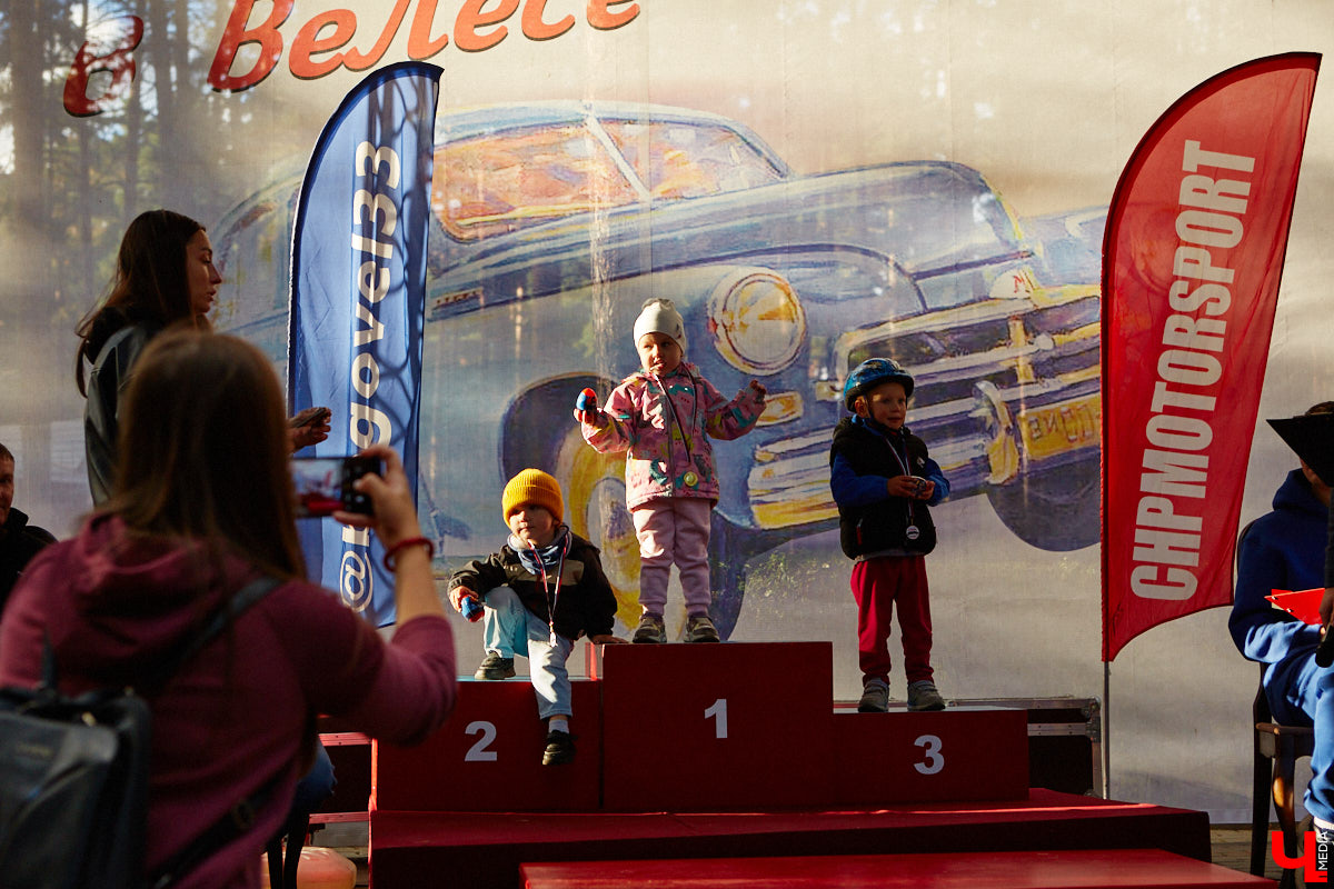 Более 250 ретроавтомобилей собрались в эти выходные в «ВеЛесе». По числу участников «Ретро-Гараж» побил свой собственный рекорд и еще раз подтвердил статус самого крупного фестиваля этой направленности во Владимирской области. По масштабным праздникам за два года пандемии соскучились не только автовладельцы, но и зрители. Желающих посмотреть на уникальные машины собралось столько, что к эко-отелю трудно было подъехать. Все усилия были не зря: пятый юбилейный «Ретро-гараж» превзошел все ожидания! Фоторепортаж с места события смотрите на «Ключ-Медиа».