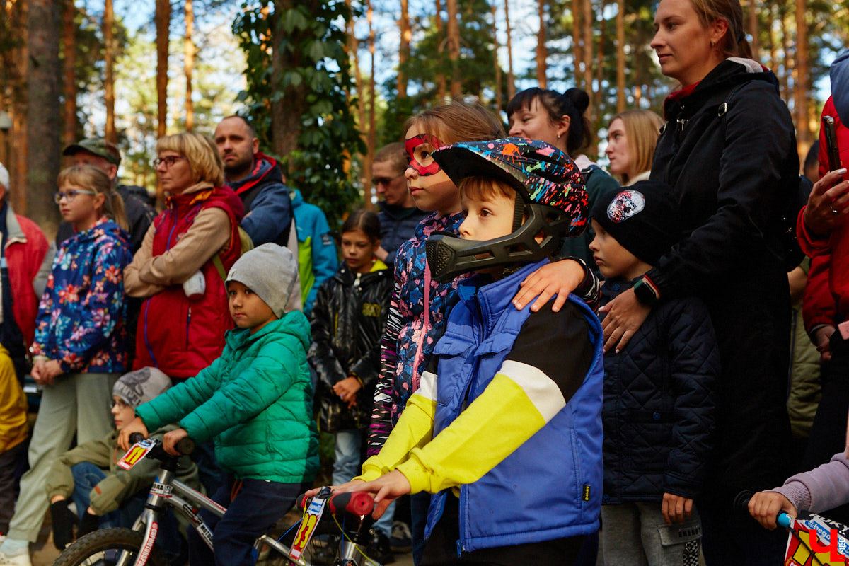 Более 250 ретроавтомобилей собрались в эти выходные в «ВеЛесе». По числу участников «Ретро-Гараж» побил свой собственный рекорд и еще раз подтвердил статус самого крупного фестиваля этой направленности во Владимирской области. По масштабным праздникам за два года пандемии соскучились не только автовладельцы, но и зрители. Желающих посмотреть на уникальные машины собралось столько, что к эко-отелю трудно было подъехать. Все усилия были не зря: пятый юбилейный «Ретро-гараж» превзошел все ожидания! Фоторепортаж с места события смотрите на «Ключ-Медиа».