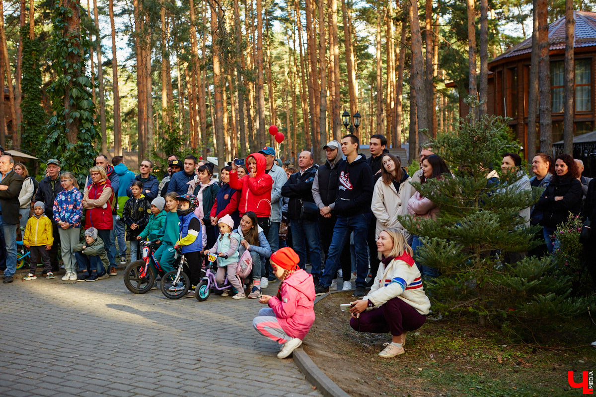 Более 250 ретроавтомобилей собрались в эти выходные в «ВеЛесе». По числу участников «Ретро-Гараж» побил свой собственный рекорд и еще раз подтвердил статус самого крупного фестиваля этой направленности во Владимирской области. По масштабным праздникам за два года пандемии соскучились не только автовладельцы, но и зрители. Желающих посмотреть на уникальные машины собралось столько, что к эко-отелю трудно было подъехать. Все усилия были не зря: пятый юбилейный «Ретро-гараж» превзошел все ожидания! Фоторепортаж с места события смотрите на «Ключ-Медиа».