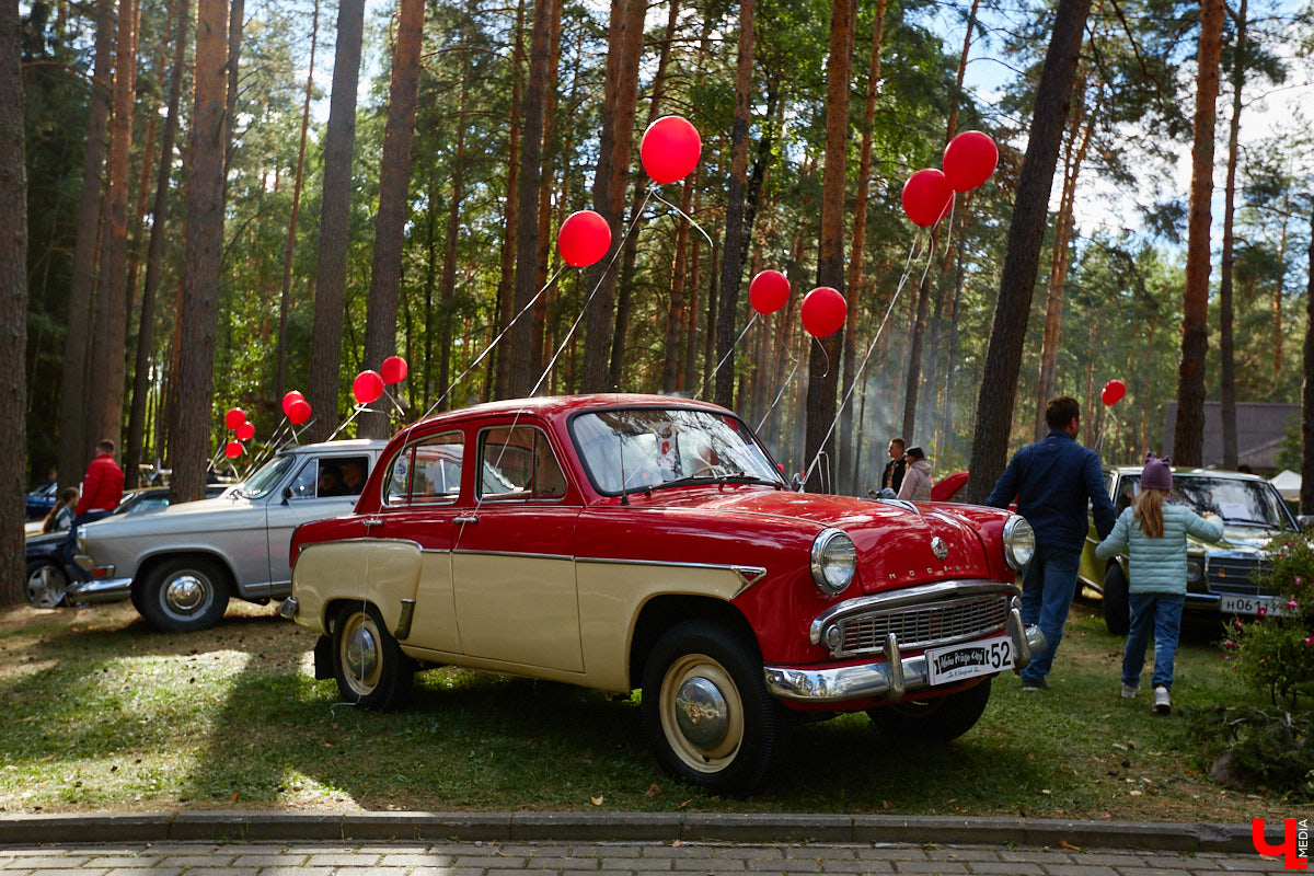 Более 250 ретроавтомобилей собрались в эти выходные в «ВеЛесе». По числу участников «Ретро-Гараж» побил свой собственный рекорд и еще раз подтвердил статус самого крупного фестиваля этой направленности во Владимирской области. По масштабным праздникам за два года пандемии соскучились не только автовладельцы, но и зрители. Желающих посмотреть на уникальные машины собралось столько, что к эко-отелю трудно было подъехать. Все усилия были не зря: пятый юбилейный «Ретро-гараж» превзошел все ожидания! Фоторепортаж с места события смотрите на «Ключ-Медиа».
