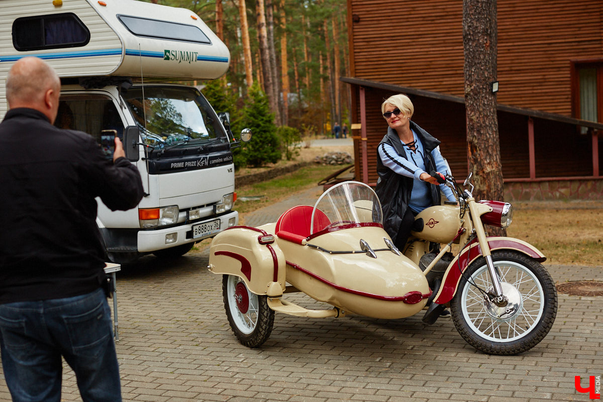 Более 250 ретроавтомобилей собрались в эти выходные в «ВеЛесе». По числу участников «Ретро-Гараж» побил свой собственный рекорд и еще раз подтвердил статус самого крупного фестиваля этой направленности во Владимирской области. По масштабным праздникам за два года пандемии соскучились не только автовладельцы, но и зрители. Желающих посмотреть на уникальные машины собралось столько, что к эко-отелю трудно было подъехать. Все усилия были не зря: пятый юбилейный «Ретро-гараж» превзошел все ожидания! Фоторепортаж с места события смотрите на «Ключ-Медиа».