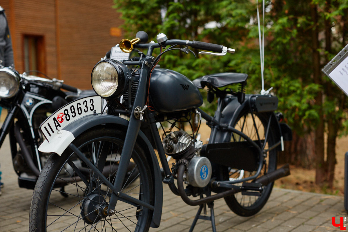 Более 250 ретроавтомобилей собрались в эти выходные в «ВеЛесе». По числу участников «Ретро-Гараж» побил свой собственный рекорд и еще раз подтвердил статус самого крупного фестиваля этой направленности во Владимирской области. По масштабным праздникам за два года пандемии соскучились не только автовладельцы, но и зрители. Желающих посмотреть на уникальные машины собралось столько, что к эко-отелю трудно было подъехать. Все усилия были не зря: пятый юбилейный «Ретро-гараж» превзошел все ожидания! Фоторепортаж с места события смотрите на «Ключ-Медиа».