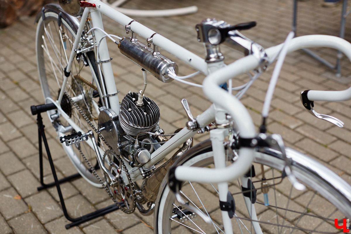 Более 250 ретроавтомобилей собрались в эти выходные в «ВеЛесе». По числу участников «Ретро-Гараж» побил свой собственный рекорд и еще раз подтвердил статус самого крупного фестиваля этой направленности во Владимирской области. По масштабным праздникам за два года пандемии соскучились не только автовладельцы, но и зрители. Желающих посмотреть на уникальные машины собралось столько, что к эко-отелю трудно было подъехать. Все усилия были не зря: пятый юбилейный «Ретро-гараж» превзошел все ожидания! Фоторепортаж с места события смотрите на «Ключ-Медиа».