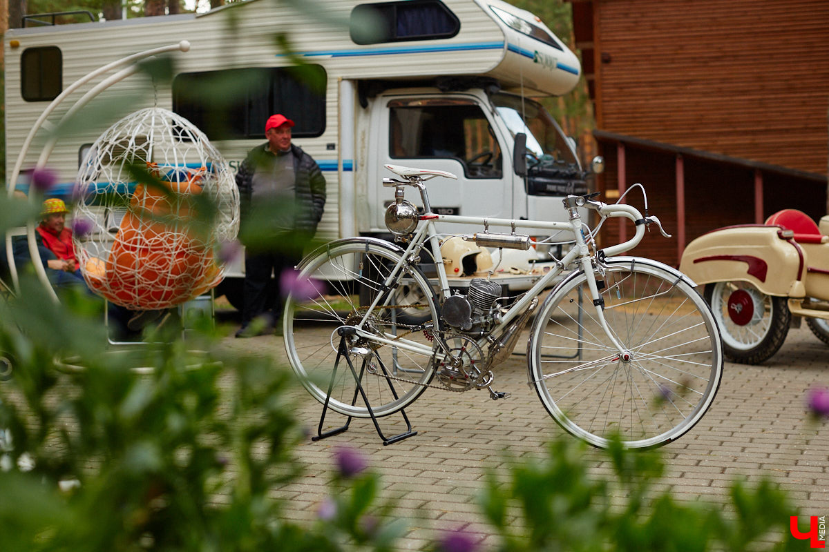 Более 250 ретроавтомобилей собрались в эти выходные в «ВеЛесе». По числу участников «Ретро-Гараж» побил свой собственный рекорд и еще раз подтвердил статус самого крупного фестиваля этой направленности во Владимирской области. По масштабным праздникам за два года пандемии соскучились не только автовладельцы, но и зрители. Желающих посмотреть на уникальные машины собралось столько, что к эко-отелю трудно было подъехать. Все усилия были не зря: пятый юбилейный «Ретро-гараж» превзошел все ожидания! Фоторепортаж с места события смотрите на «Ключ-Медиа».