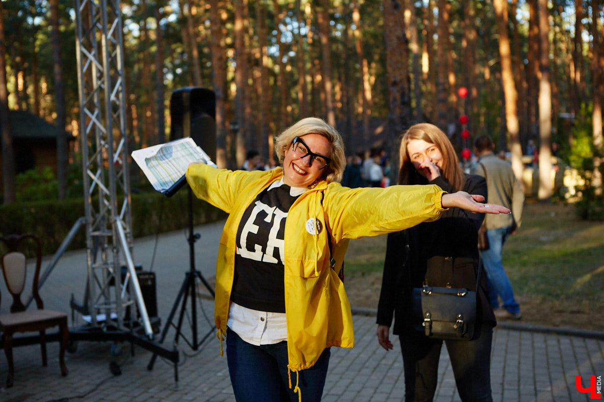 Более 250 ретроавтомобилей собрались в эти выходные в «ВеЛесе». По числу участников «Ретро-Гараж» побил свой собственный рекорд и еще раз подтвердил статус самого крупного фестиваля этой направленности во Владимирской области. По масштабным праздникам за два года пандемии соскучились не только автовладельцы, но и зрители. Желающих посмотреть на уникальные машины собралось столько, что к эко-отелю трудно было подъехать. Все усилия были не зря: пятый юбилейный «Ретро-гараж» превзошел все ожидания! Фоторепортаж с места события смотрите на «Ключ-Медиа».