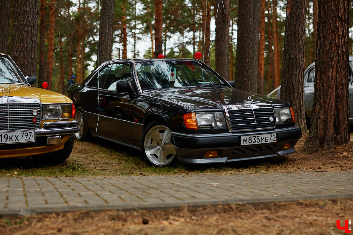 Более 250 ретроавтомобилей собрались в эти выходные в «ВеЛесе». По числу участников «Ретро-Гараж» побил свой собственный рекорд и еще раз подтвердил статус самого крупного фестиваля этой направленности во Владимирской области. По масштабным праздникам за два года пандемии соскучились не только автовладельцы, но и зрители. Желающих посмотреть на уникальные машины собралось столько, что к эко-отелю трудно было подъехать. Все усилия были не зря: пятый юбилейный «Ретро-гараж» превзошел все ожидания! Фоторепортаж с места события смотрите на «Ключ-Медиа».