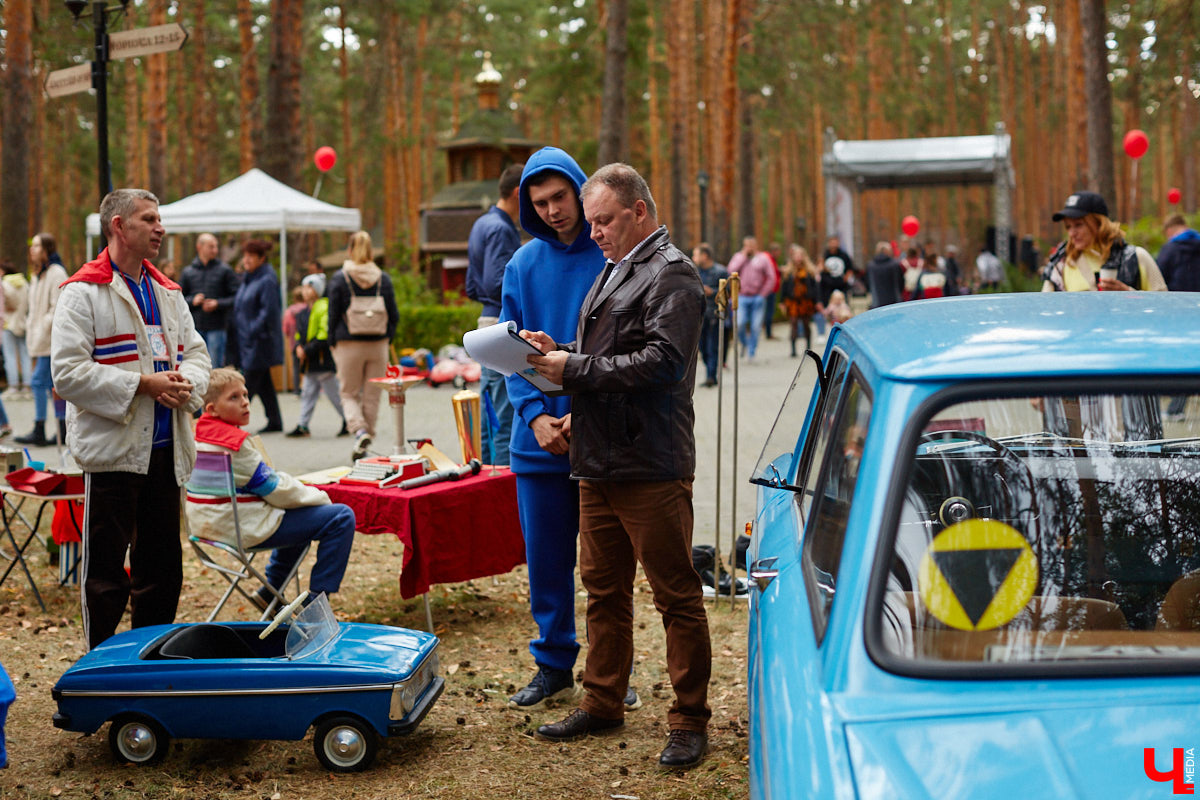 Более 250 ретроавтомобилей собрались в эти выходные в «ВеЛесе». По числу участников «Ретро-Гараж» побил свой собственный рекорд и еще раз подтвердил статус самого крупного фестиваля этой направленности во Владимирской области. По масштабным праздникам за два года пандемии соскучились не только автовладельцы, но и зрители. Желающих посмотреть на уникальные машины собралось столько, что к эко-отелю трудно было подъехать. Все усилия были не зря: пятый юбилейный «Ретро-гараж» превзошел все ожидания! Фоторепортаж с места события смотрите на «Ключ-Медиа».