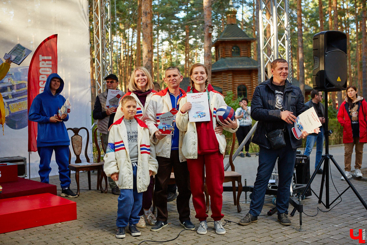 Более 250 ретроавтомобилей собрались в эти выходные в «ВеЛесе». По числу участников «Ретро-Гараж» побил свой собственный рекорд и еще раз подтвердил статус самого крупного фестиваля этой направленности во Владимирской области. По масштабным праздникам за два года пандемии соскучились не только автовладельцы, но и зрители. Желающих посмотреть на уникальные машины собралось столько, что к эко-отелю трудно было подъехать. Все усилия были не зря: пятый юбилейный «Ретро-гараж» превзошел все ожидания! Фоторепортаж с места события смотрите на «Ключ-Медиа».