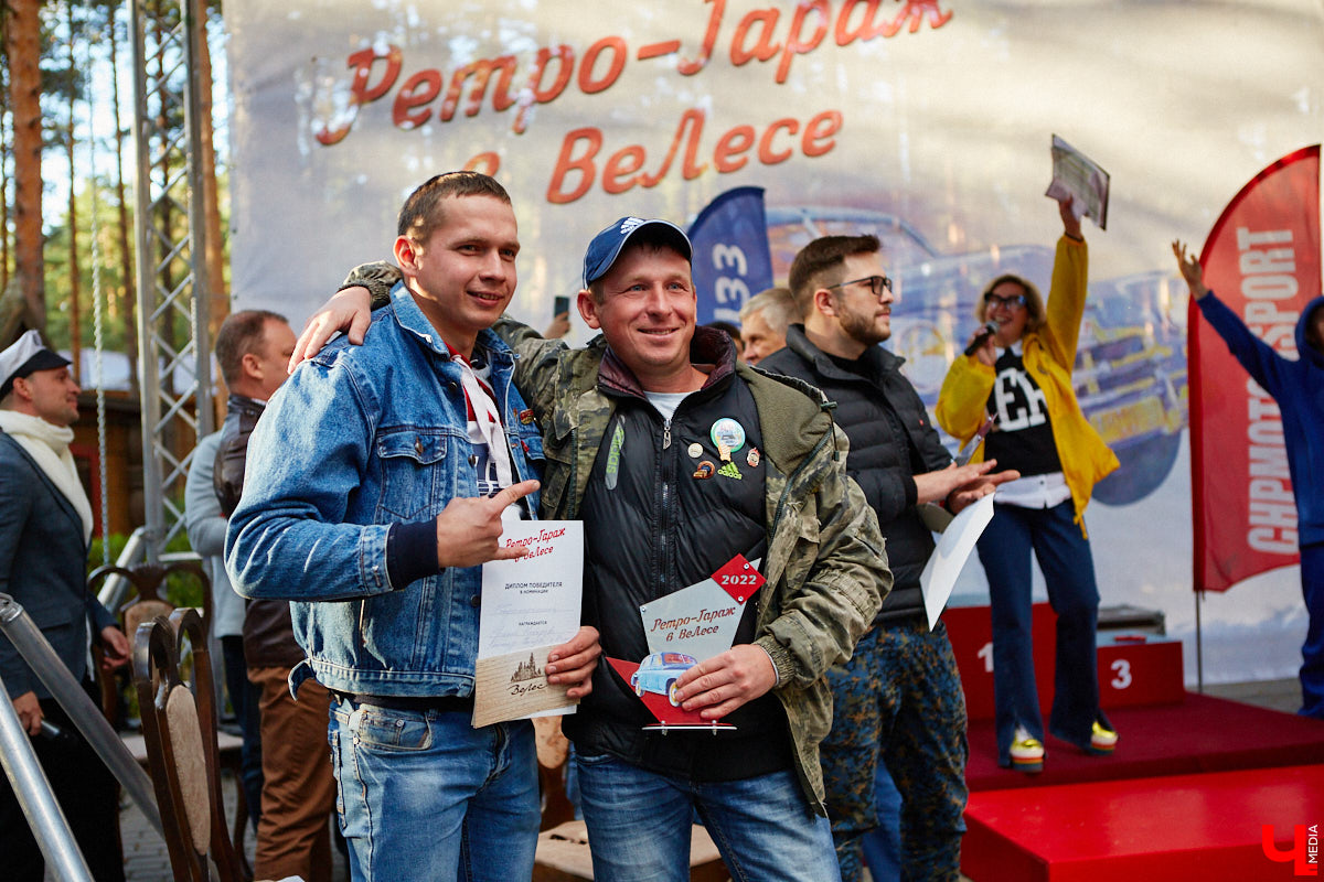 Более 250 ретроавтомобилей собрались в эти выходные в «ВеЛесе». По числу участников «Ретро-Гараж» побил свой собственный рекорд и еще раз подтвердил статус самого крупного фестиваля этой направленности во Владимирской области. По масштабным праздникам за два года пандемии соскучились не только автовладельцы, но и зрители. Желающих посмотреть на уникальные машины собралось столько, что к эко-отелю трудно было подъехать. Все усилия были не зря: пятый юбилейный «Ретро-гараж» превзошел все ожидания! Фоторепортаж с места события смотрите на «Ключ-Медиа».