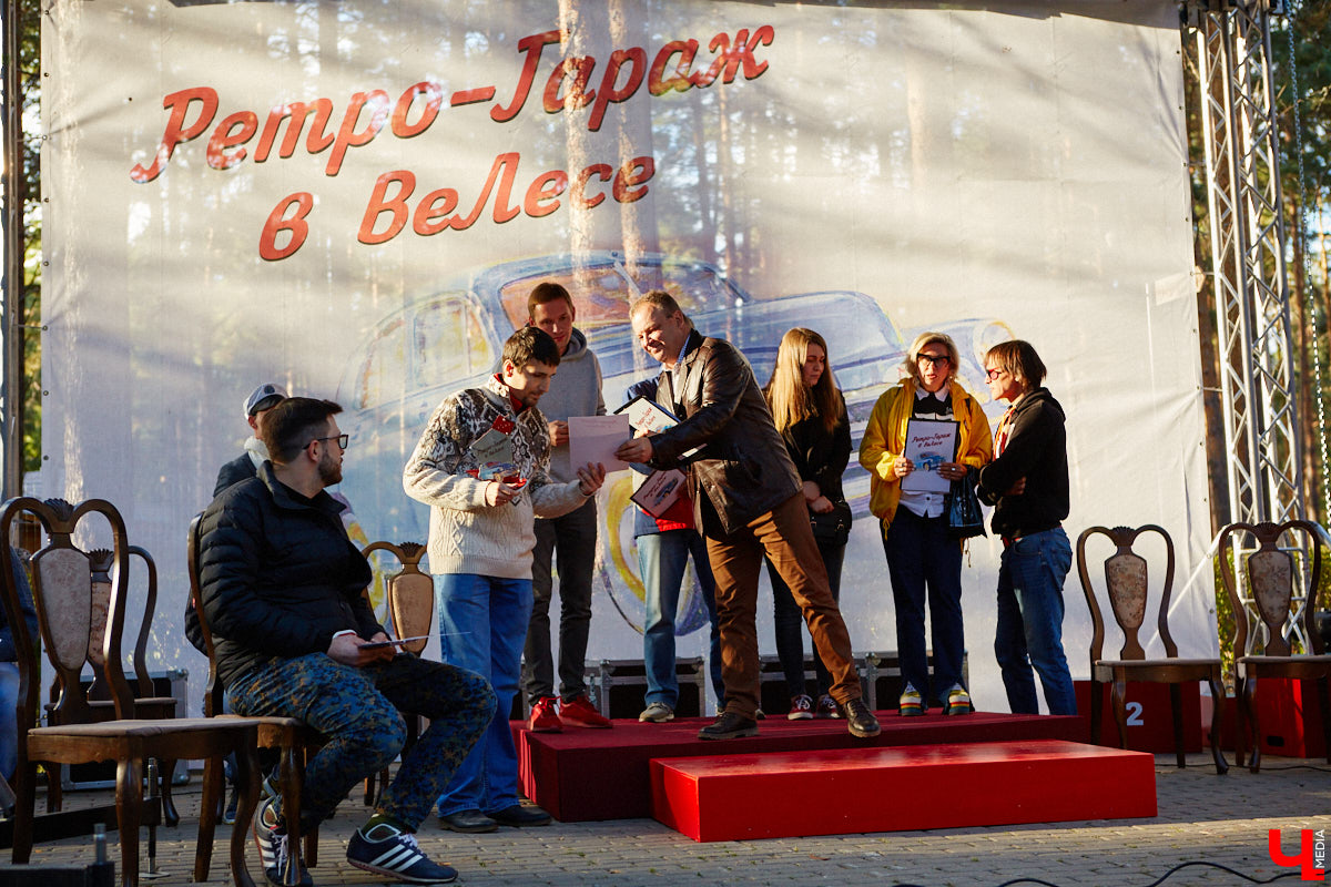 Более 250 ретроавтомобилей собрались в эти выходные в «ВеЛесе». По числу участников «Ретро-Гараж» побил свой собственный рекорд и еще раз подтвердил статус самого крупного фестиваля этой направленности во Владимирской области. По масштабным праздникам за два года пандемии соскучились не только автовладельцы, но и зрители. Желающих посмотреть на уникальные машины собралось столько, что к эко-отелю трудно было подъехать. Все усилия были не зря: пятый юбилейный «Ретро-гараж» превзошел все ожидания! Фоторепортаж с места события смотрите на «Ключ-Медиа».