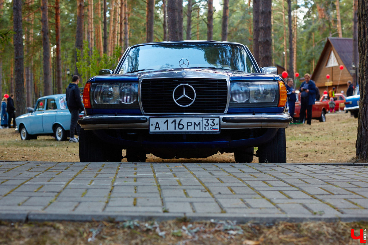 Более 250 ретроавтомобилей собрались в эти выходные в «ВеЛесе». По числу участников «Ретро-Гараж» побил свой собственный рекорд и еще раз подтвердил статус самого крупного фестиваля этой направленности во Владимирской области. По масштабным праздникам за два года пандемии соскучились не только автовладельцы, но и зрители. Желающих посмотреть на уникальные машины собралось столько, что к эко-отелю трудно было подъехать. Все усилия были не зря: пятый юбилейный «Ретро-гараж» превзошел все ожидания! Фоторепортаж с места события смотрите на «Ключ-Медиа».