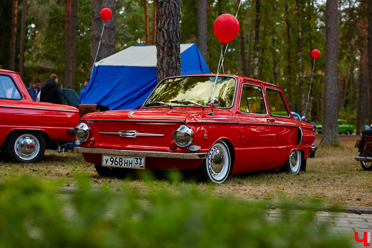 Более 250 ретроавтомобилей собрались в эти выходные в «ВеЛесе». По числу участников «Ретро-Гараж» побил свой собственный рекорд и еще раз подтвердил статус самого крупного фестиваля этой направленности во Владимирской области. По масштабным праздникам за два года пандемии соскучились не только автовладельцы, но и зрители. Желающих посмотреть на уникальные машины собралось столько, что к эко-отелю трудно было подъехать. Все усилия были не зря: пятый юбилейный «Ретро-гараж» превзошел все ожидания! Фоторепортаж с места события смотрите на «Ключ-Медиа».