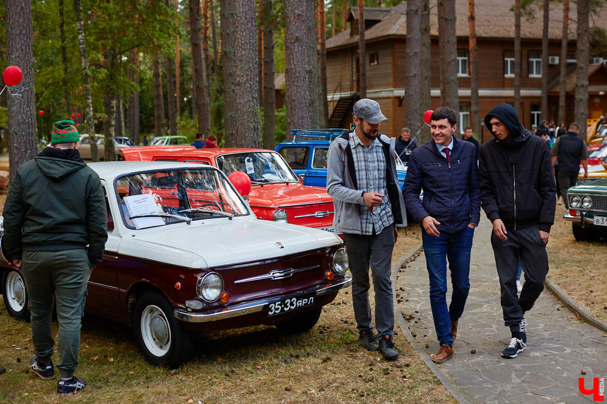 Более 250 ретроавтомобилей собрались в эти выходные в «ВеЛесе». По числу участников «Ретро-Гараж» побил свой собственный рекорд и еще раз подтвердил статус самого крупного фестиваля этой направленности во Владимирской области. По масштабным праздникам за два года пандемии соскучились не только автовладельцы, но и зрители. Желающих посмотреть на уникальные машины собралось столько, что к эко-отелю трудно было подъехать. Все усилия были не зря: пятый юбилейный «Ретро-гараж» превзошел все ожидания! Фоторепортаж с места события смотрите на «Ключ-Медиа».