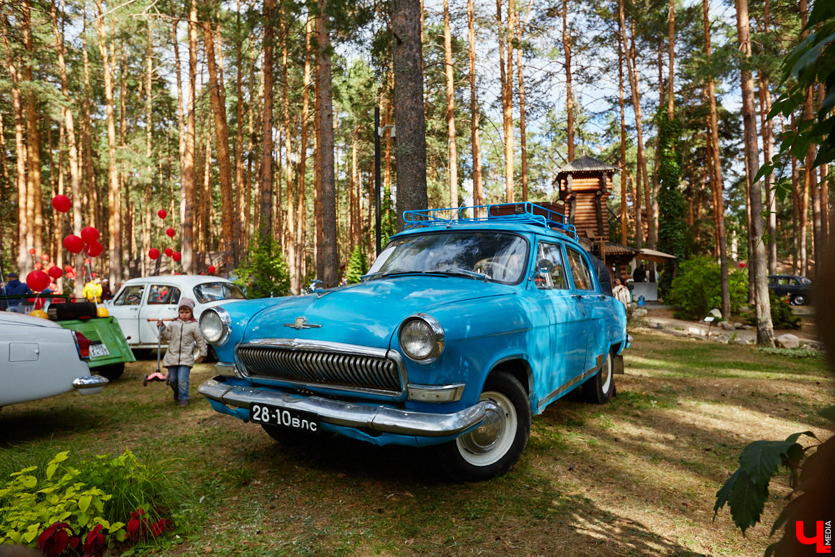 Более 250 ретроавтомобилей собрались в эти выходные в «ВеЛесе». По числу участников «Ретро-Гараж» побил свой собственный рекорд и еще раз подтвердил статус самого крупного фестиваля этой направленности во Владимирской области. По масштабным праздникам за два года пандемии соскучились не только автовладельцы, но и зрители. Желающих посмотреть на уникальные машины собралось столько, что к эко-отелю трудно было подъехать. Все усилия были не зря: пятый юбилейный «Ретро-гараж» превзошел все ожидания! Фоторепортаж с места события смотрите на «Ключ-Медиа».