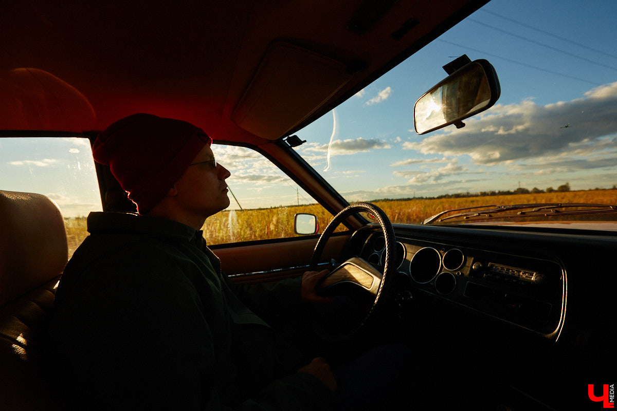 Более 250 ретроавтомобилей собрались в эти выходные в «ВеЛесе». По числу участников «Ретро-Гараж» побил свой собственный рекорд и еще раз подтвердил статус самого крупного фестиваля этой направленности во Владимирской области. По масштабным праздникам за два года пандемии соскучились не только автовладельцы, но и зрители. Желающих посмотреть на уникальные машины собралось столько, что к эко-отелю трудно было подъехать. Все усилия были не зря: пятый юбилейный «Ретро-гараж» превзошел все ожидания! Фоторепортаж с места события смотрите на «Ключ-Медиа».